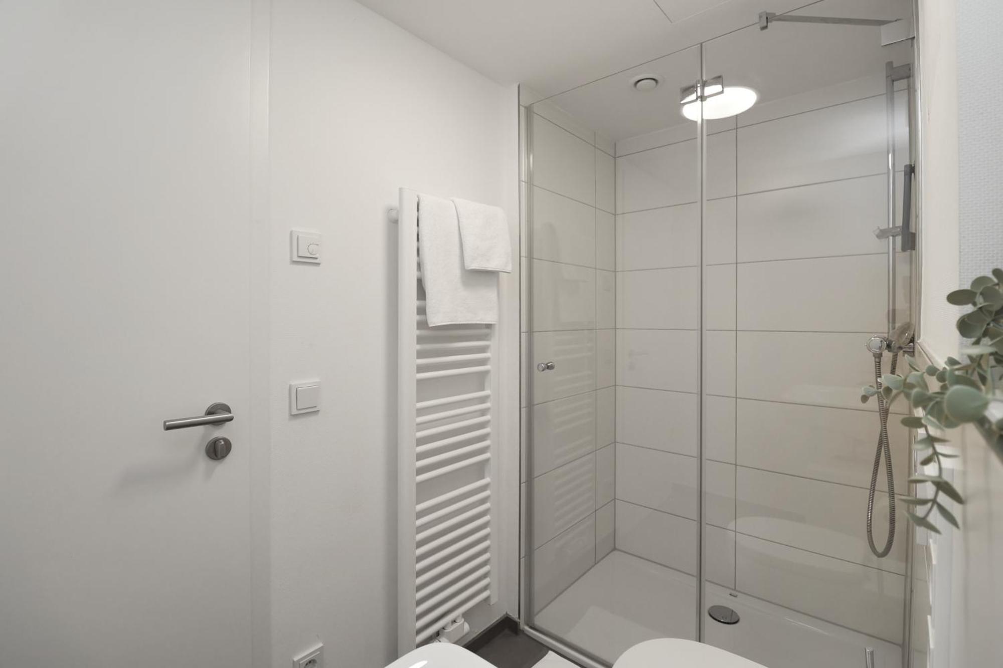 Helloyou Apartments อินเงนไฮม์ อัม ไรน์ ภายนอก รูปภาพ