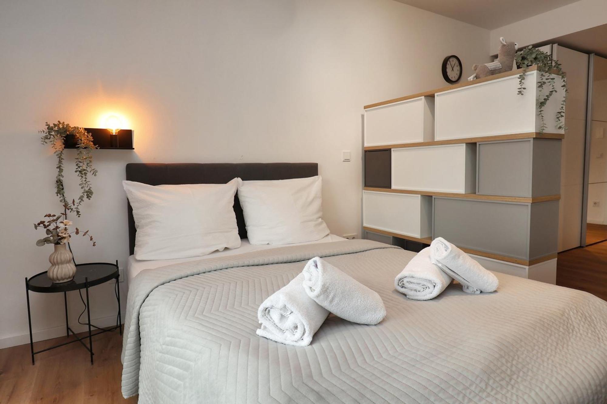 Helloyou Apartments อินเงนไฮม์ อัม ไรน์ ภายนอก รูปภาพ