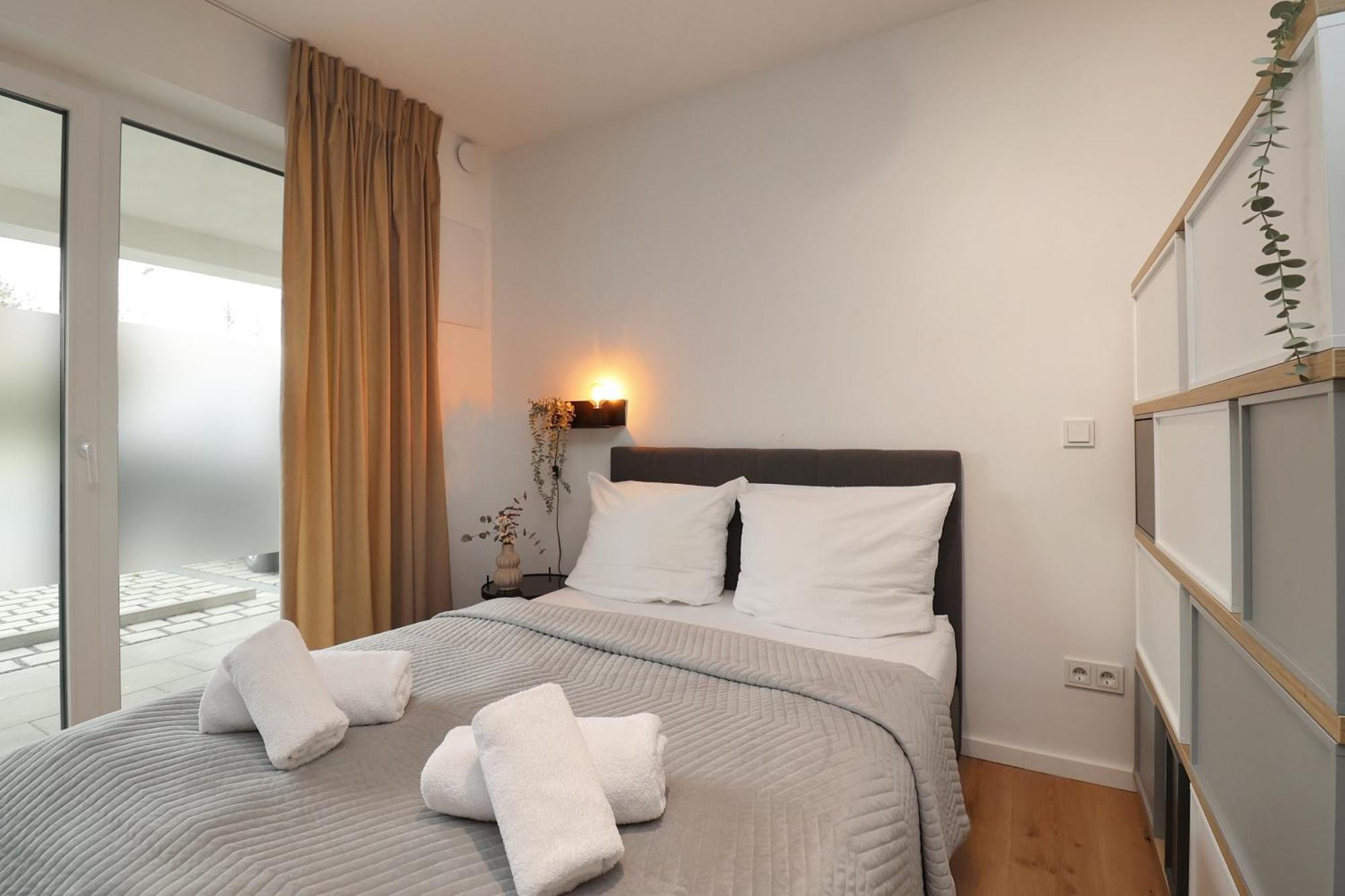Helloyou Apartments อินเงนไฮม์ อัม ไรน์ ภายนอก รูปภาพ